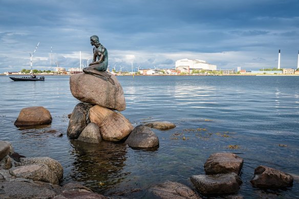 La estatua de la sirenita más famosa en Copenhague.