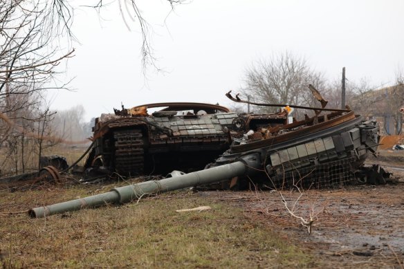 Un tanque del ejército ucraniano destruido T-64BV en la región de Kursk de Rusia después de que fue recuperado por las tropas rusas.