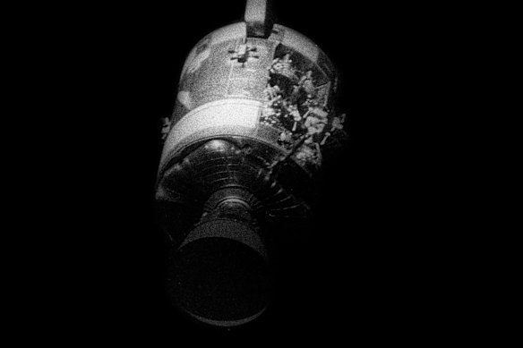 El módulo de servicio Apollo 13 severamente dañado.