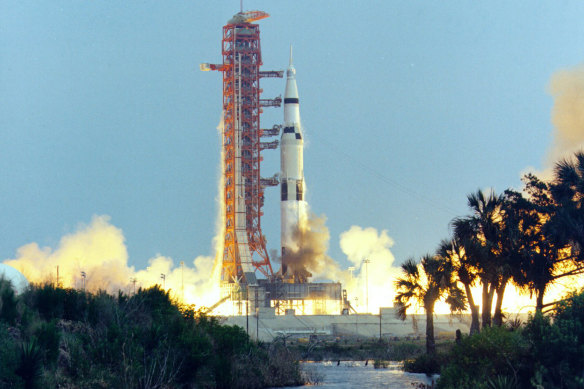 El cohete de Saturno V que lleva la tripulación de la misión desafortunada de Apollo 13 a la Luna se lanzó desde el Centro Espacial Kennedy en Florida el 11 de abril de 1970.