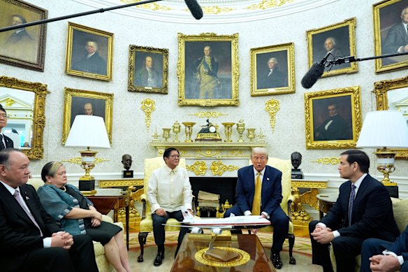 Los detalles dorados de la Oficina Oval en el fondo durante la reunión de Donald Trump con el presidente de Filipinas, Ferdinand Marcos JR, el mes pasado.