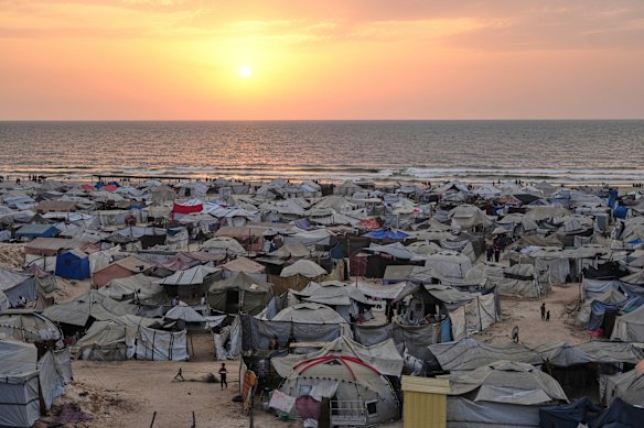 Las tiendas de carpas desplazadas a los palestinos abarrotan la playa en la ciudad de Gaza el domingo.