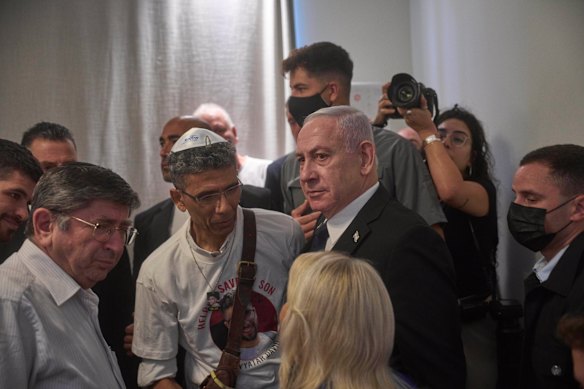 El primer ministro israelí, Benjamin Netanyahu, habla con familiares del rehén israelí Evyatar David en la ceremonia de apertura del Museo de la Knéset el lunes.