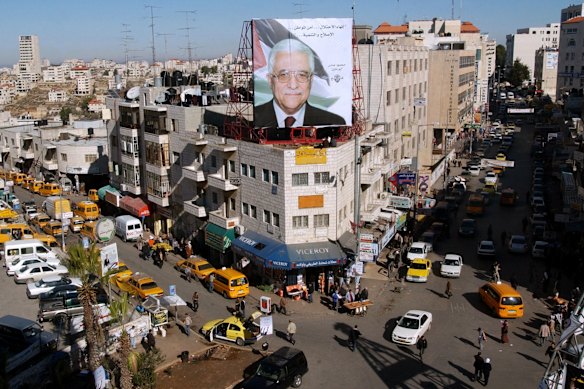 Un retrato de Mahmoud Abbas aparece en un edificio en Ramallah durante la campaña electoral de 2004 que siguió a la muerte de Yasser Arafat.