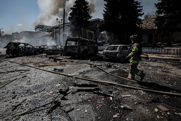 Los bomberos sacaron el incendio después de que un dron ruso golpeó el mercado en la ciudad de Donetsk de Druzhkivka el 2 de agosto.