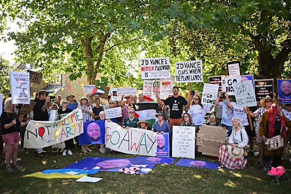Los manifestantes en Charlbury dejan en claro sus sentimientos sobre la visita de Vance.