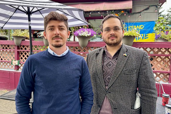 Julian Hayda (izquierda) y Ostap Yarysh de la organización benéfica ucraniana Razom para Ucrania, que están en Anchorage antes de la reunión de Trump y Putin.