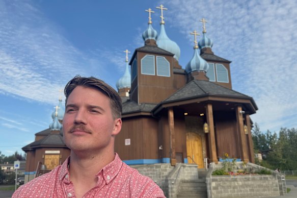 Mark Kalashnikov, originario de Rusia que vive en los Estados Unidos, en la catedral ortodoxa inocente de St Innocent en Anchorage.