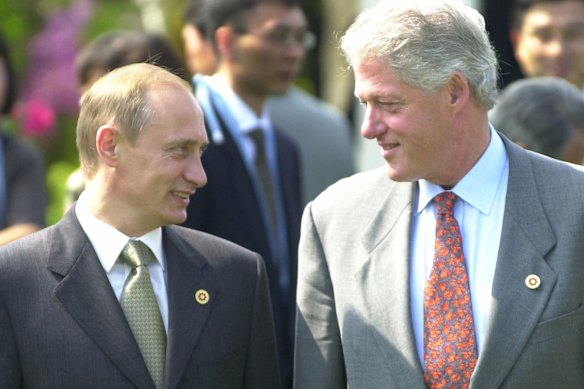 Vladimir Putin y Bill Clinton se reúnen en Japón en julio de 2000.