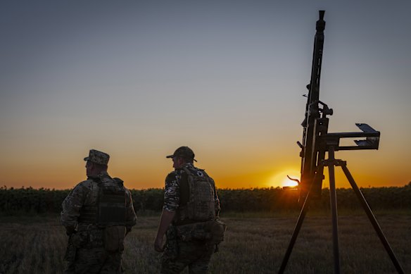 Los militares ucranianos se encuentran junto a un camión armado durante la tarea nocturna en la región de Chernihiv, Ucrania, el 12 de agosto.