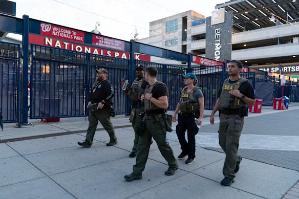 Los agentes de la Administración de Control de Drogas patrullan fuera del Parque Nacional durante un juego de béisbol en Washington el jueves.
