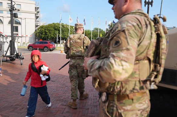 El personal de la Guardia Nacional vigila en la entrada de Union Station en Washington el viernes.
