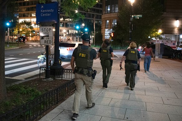 Los agentes del FBI patrullan el vecindario Foggy Bottom de Washington, DC, el jueves.