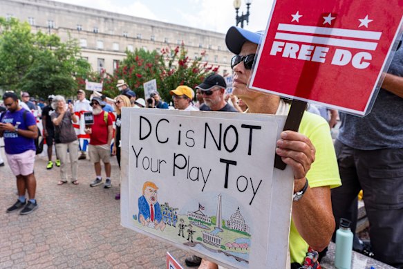 Los activistas gratuitos de DC se reúnen fuera de la sede del Departamento de Policía Metropolitana en Washington, DC, el viernes.