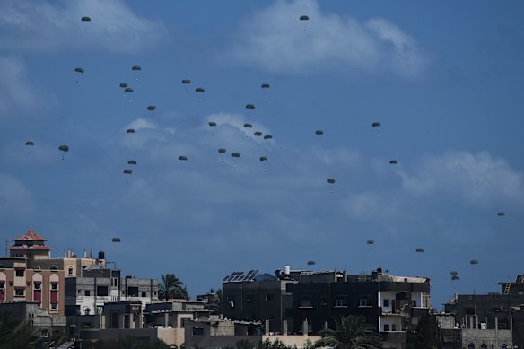 La ayuda humanitaria se cae sobre Nuseirat en la Franja Central de Gaza el domingo.