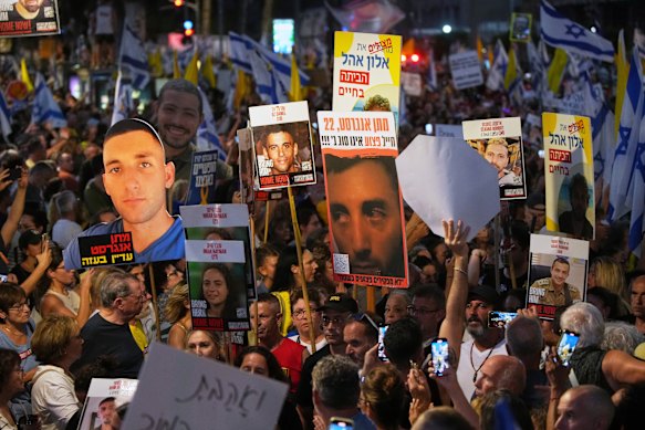 Una protesta en Tel Aviv el domingo. Los organizadores dijeron que cientos de miles de personas participaron en manifestaciones en todo Israel.
