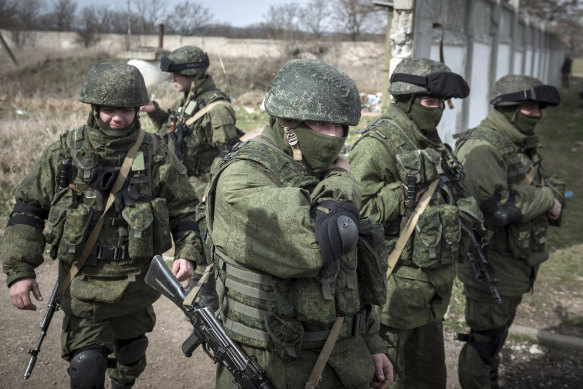 Soldados rusos sin insignias en sus uniformes en Perevalne, Crimea, en 2014.