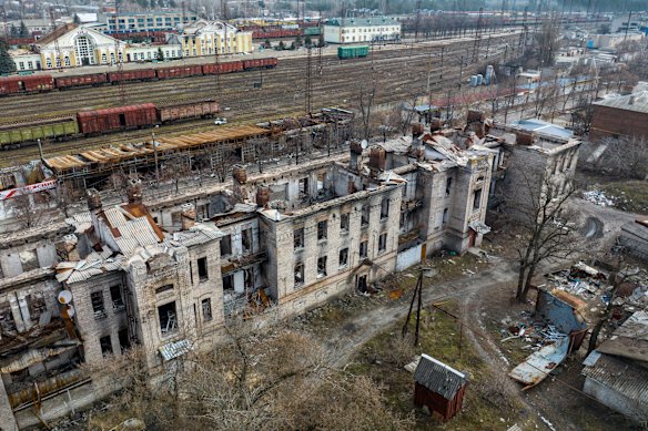 Casi cuatro años de guerra han dejado franjas de Donbas en ruinas. Este extenso patio ferroviario en Lyman era un objetivo clave para invadir las fuerzas rusas en 2022.