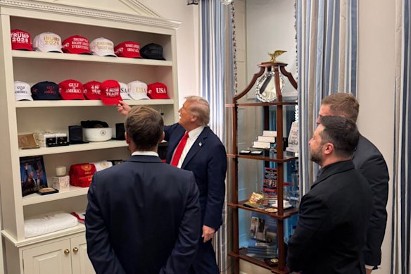 Trump muestra al presidente francés Emmanuel Macron, a la izquierda, y Volodymyr Zelensky, a la derecha, su colección de sombreros MAGA.