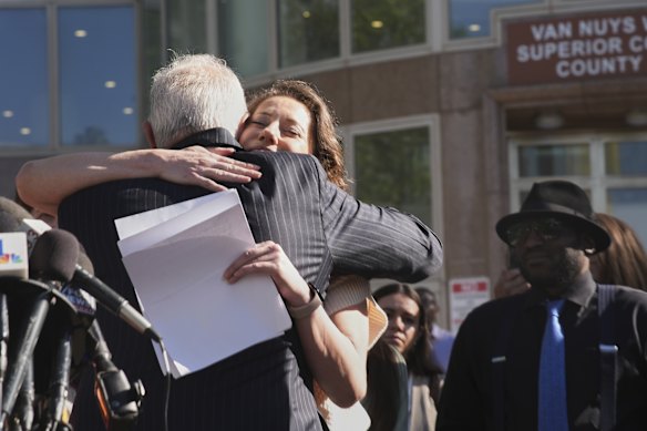 Anamaria Baralt, prima de Erik y Lyle Menéndez, abraza el abogado Mark Geragos después de una audiencia en el caso de los hermanos.