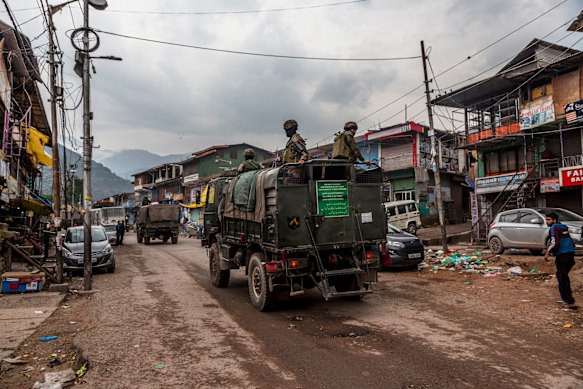 Un convoy militar indio se dirige hacia la línea de control de Cachemira.