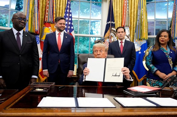 Desde la izquierda: el ministro de Relaciones Exteriores de Ruanda, Olivier Nduhungirehe, el vicepresidente estadounidense JD Vance, el presidente de los Estados Unidos, Donald Trump, el Secretario de Estado de los Estados Unidos, Marco Rubio, y la República Democrática del Congo, la ministra de Relaciones Exteriores, Therese Kayikwamba Wagner en la Oficina Oval en junio.