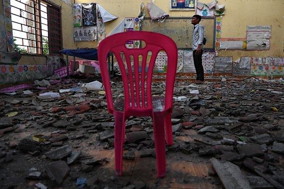 Ta Moan Sen Chey Profesor de la escuela primaria Srun Ngep dentro de un aula de jardín de infantes que fue destruido por el bombardeo militar tailandés en julio.