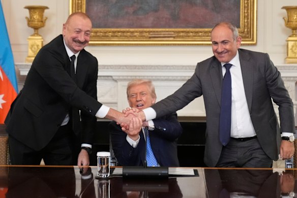 El presidente de los Estados Unidos, Donald Trump, le da la mano al primer ministro armenio Nikol Pashinyan (derecha) y al presidente de Azerbaiyán, Ilham Aliyev durante una ceremonia de firma trilateral en la Casa Blanca este mes.
