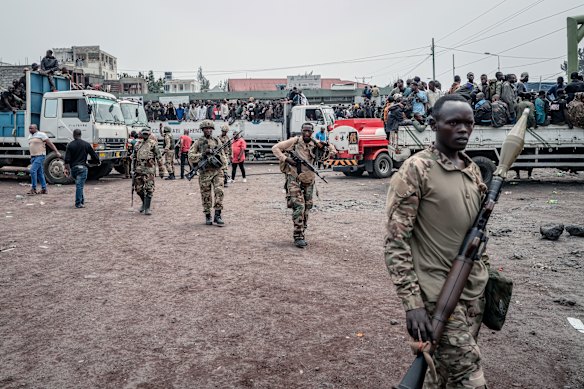 Los combatientes rebeldes con la milicia M23, en primer plano, mientras aseguran soldados congoleños que se habían rendido en Goma, la República Democrática del Congo, en enero.