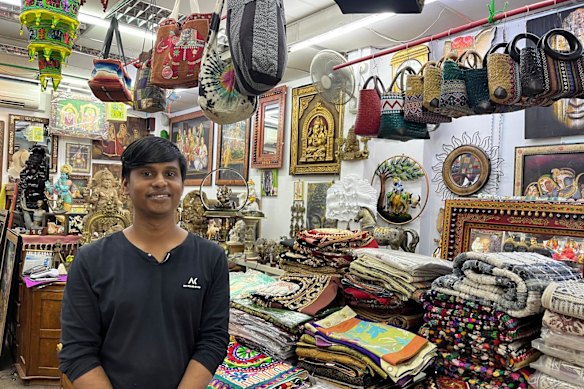 Ramesh Manickam, de 33 años, ha vivido y trabajado en Little India durante una década.