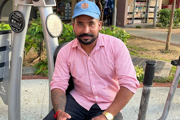 Satnam Singh, de 34 años, un conductor de camiones de Punjab, dice que Singapur ha sido un mejor lugar para trabajar que Dubai.