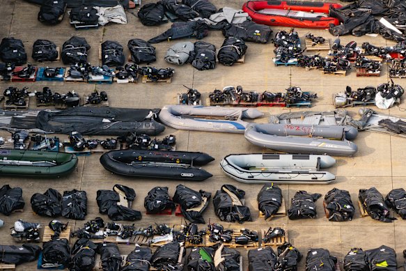 Una vista aérea de la nave inflable, utilizada por los migrantes para cruzar el canal, almacenada en una instalación de fuerza fronteriza en Dover.