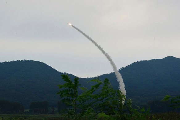 Una foto proporcionada por el gobierno de Corea del Norte que muestra la prueba de prueba del nuevo misil anti-air.