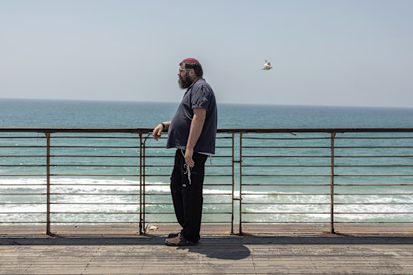 El rabino Arie Amit, miembro de la secta Chabad Lubavitch, en Bat Yam, fue uno de los primeros Haredim en Israel en alistarse en el ejército.