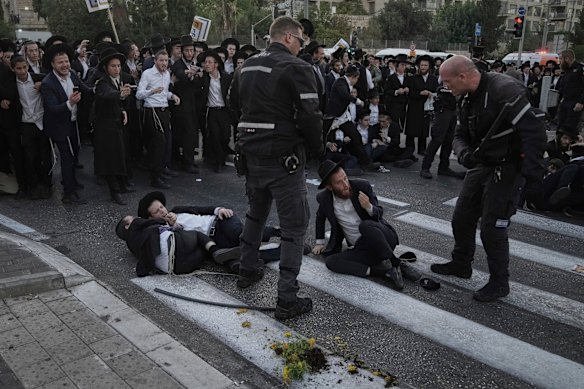 La policía dispersa a los judíos ultraortodoxos que bloquean un camino durante una protesta contra el reclutamiento del ejército en Jerusalén este mes.