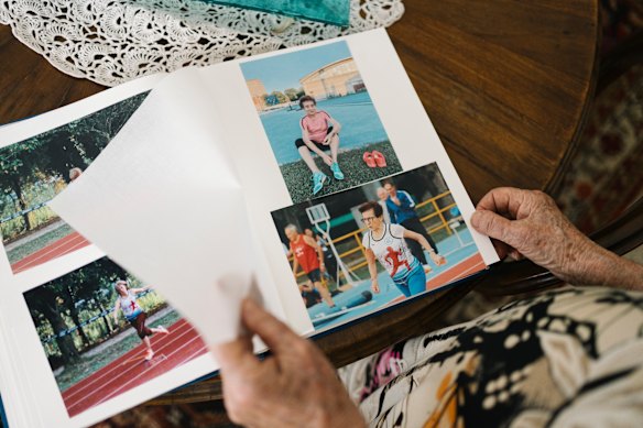 Mazzenga muestra fotografías de su participación en eventos deportivos.