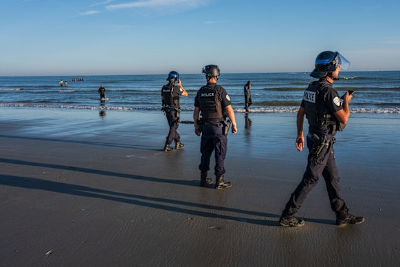 La policía francesa hace todo lo posible para interrumpir los barcos migrantes, pero evitar que cada uno se vaya es una tarea imposible.