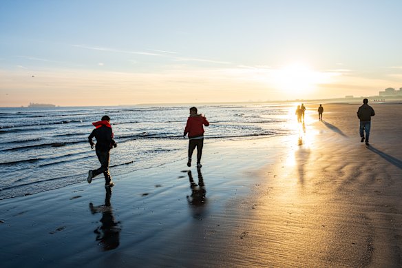 Un juego de gatos y ratones se desarrolla en las playas de Francia mientras los migrantes intentan evadir la detección. 