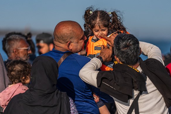 Un niño pequeño se prepara para hacer el cruce del canal.