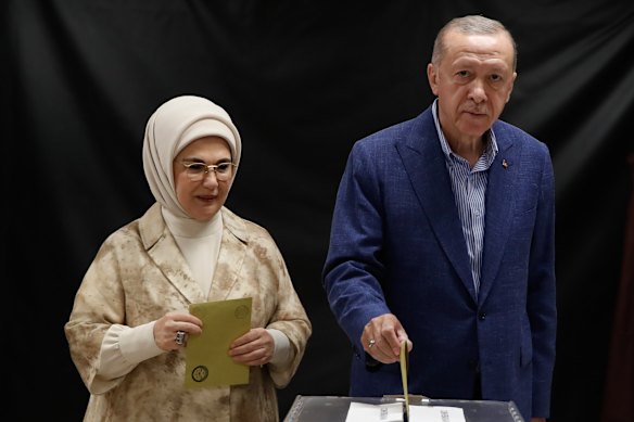 Emine Erdogan junto a todo esposo, Recep Tayyip Erdogan, el presidente turco.