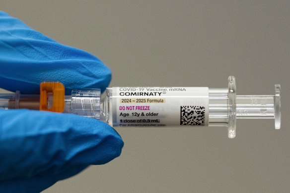 Un farmacéutico posee una vacuna Pfizer y Biontech Covid-19 en Portland, Oregon, en abril.