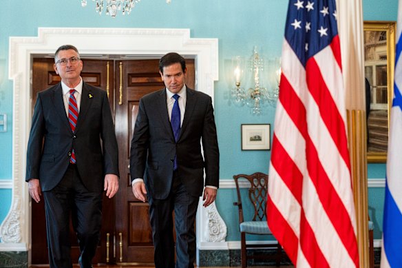 El secretario de Estado de los Estados Unidos, Marco Rubio, a la derecha, con el ministro de Relaciones Exteriores israelí Gideon Saar en el Departamento de Estado de Washington el miércoles.
