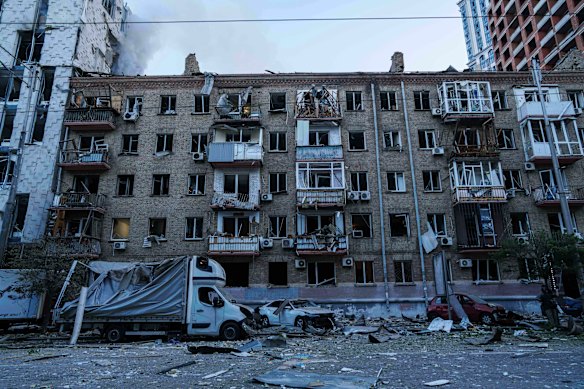 Un edificio dañado en un distrito residencial de Kyiv.