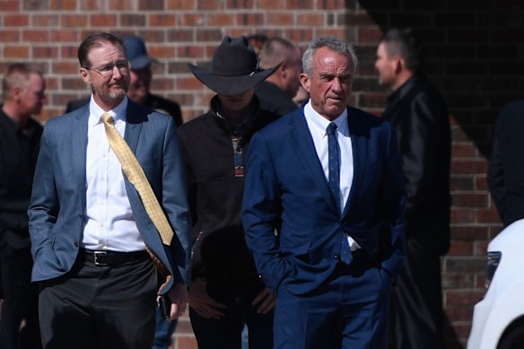 Robert F. Kennedy Jr llega a la Iglesia Menonita de Reinlander después de una segunda muerte de sarampión en Seminole, Texas, en abril.