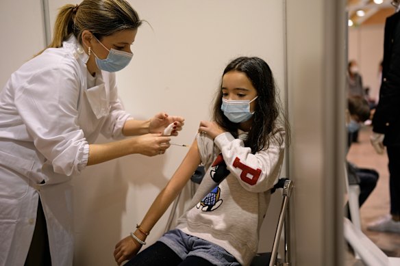 Kennedy pasó por alto al personal de los CDC para decir que los funcionarios de salud estadounidenses ya no recomendarían vacunas Covid-19 para niños sanos y mujeres embarazadas sanas.