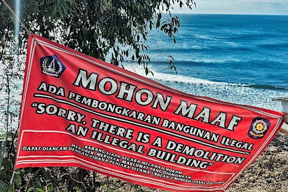 Un letrero que saluda a los visitantes a la playa.