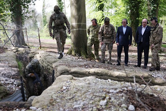 El primer ministro del Reino Unido, Keir Starmer (Centro) y su homólogo de Nueva Zelanda, Christopher Luxon, en la base de capacitación Secret Operation Interflex en abril.