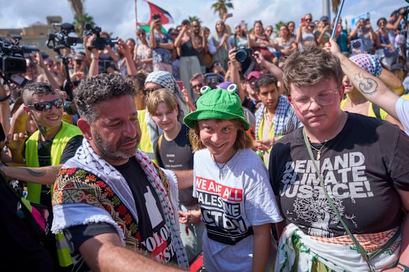 La activista del clima sueco Greta Thunberg (centro) antes de abordar un bote en Barcelona, parte de una flotilla civil con destino a Gaza para romper el bloqueo israelí y ofrecer ayuda humanitaria.