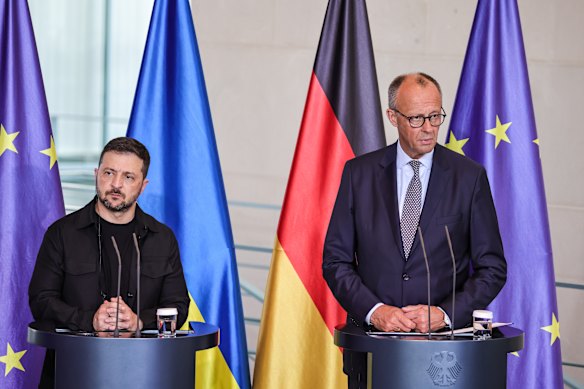 El canciller alemán Friedrich Merz y el presidente ucraniano Volodymyr Zelensky hablan con los medios de comunicación en Berlín el miércoles.