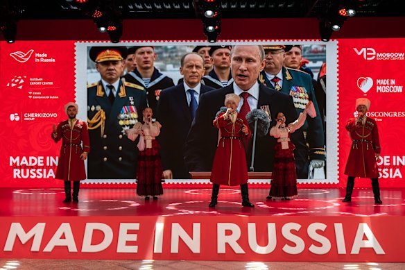 Un espectáculo en un centro comercial de Beijing que promueve buenas relaciones y comercia con Rusia antes de la llegada de Vladimir Putin.